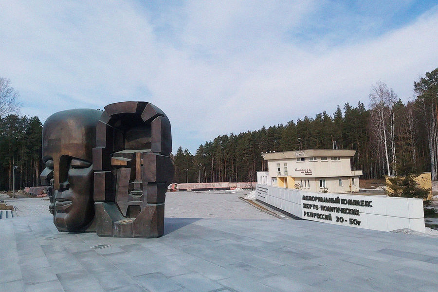 что такое пляски на костях. 1920px Memorial nyi 774 kompleks na 12 km Moskovskogo trakta. Obschii 774 vid pic 32ratio 900x600 900x600 62611. что такое пляски на костях фото. что такое пляски на костях-1920px Memorial nyi 774 kompleks na 12 km Moskovskogo trakta. Obschii 774 vid pic 32ratio 900x600 900x600 62611. картинка что такое пляски на костях. картинка 1920px Memorial nyi 774 kompleks na 12 km Moskovskogo trakta. Obschii 774 vid pic 32ratio 900x600 900x600 62611. Первые на моей памяти пляски на костях случились в октябре 1993-го. Публика, которую с некоторых пор именуют «людьми со светлыми лицами», ликовала.