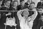 Учащиеся московской специализированной общеобразовательной школы-интерната № 52 для слабослышащих детей во время конкурса-игры «Срежь приз», 1963 год
