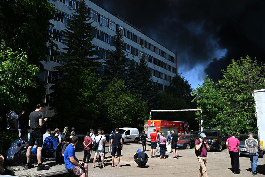 Эвакуированные люди во время пожара в&nbsp;промышленной зоне на&nbsp;Каширском шоссе в&nbsp;Москве, 29&nbsp;июня 2022&nbsp;года