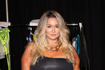 <b>Хантер Макгрейди (Hunter McGrady)</b>
<br><br>
Дочь актера Майкла Макгрейди и модели Бриньи Макгрейди родилась в Лос-Анджелесе 4 мая 1993 года. В возрасте 15 лет она сделала попытку стать моделью обычного размера, но не преуспела — и в 19 перешла в категорию «плюс-сайз».
<br><br>
<b>На фото:</b> Хантер Макгрейди перед показом Sport's Illustrated Swimsuit, 2024 год