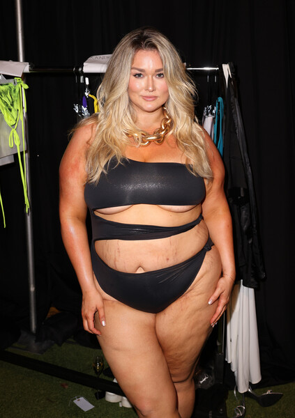 <b>Хантер Макгрейди (Hunter McGrady)</b>
<br><br>
Дочь актера Майкла Макгрейди и модели Бриньи Макгрейди родилась в&nbsp;Лос-Анджелесе 4&nbsp;мая 1993&nbsp;года. В&nbsp;возрасте 15&nbsp;лет она сделала попытку стать моделью обычного размера, но не преуспела &mdash; и в&nbsp;19 перешла в&nbsp;категорию «плюс-сайз».
<br><br>
<b>На фото:</b> Хантер Макгрейди перед&nbsp;показом Sport's Illustrated Swimsuit, 2024&nbsp;год