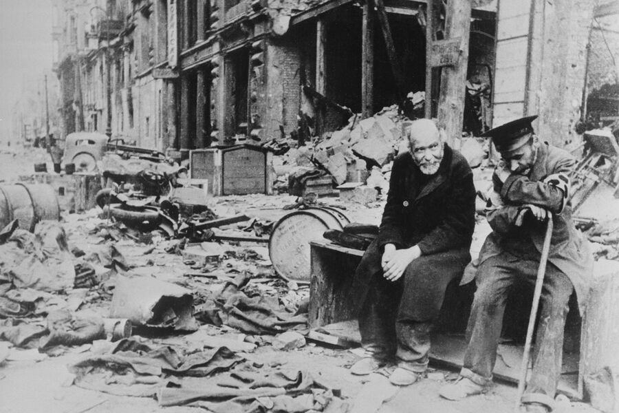 Люди на&nbsp;Французской улице, разрушенной в&nbsp;ходе боев за&nbsp;город, Берлин, май 1945&nbsp;года
