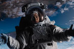 Фильм, в котором Портман сыграла космонавтку Люси Колу, которая возвращается домой после миссии и начинает терять связь с реальностью. Кадр из ленты «Люси в небесах» (2019) 