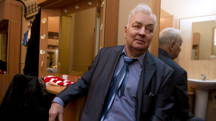 Михаил Державин перед началом юбилейного вечера, посвященного 75-летию Центрального Дома актера, который прошел в Театре им. Е. Вахтангова, 2012