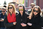 Внучка Вячеслава Зайцева Мария (в центре) перед церемонией прощания с модельером в подмосковном Щелково, 4 мая 2023 года