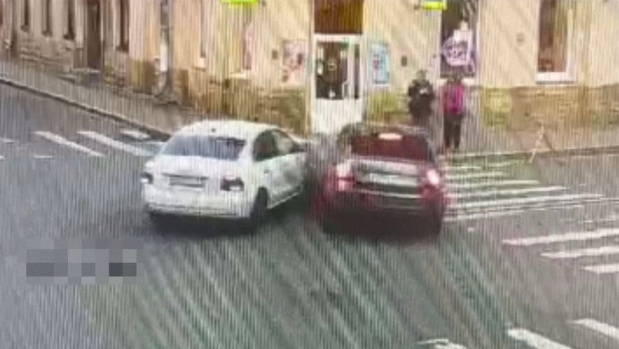 Автомобиль вылетел на тротуар и сбил женщину