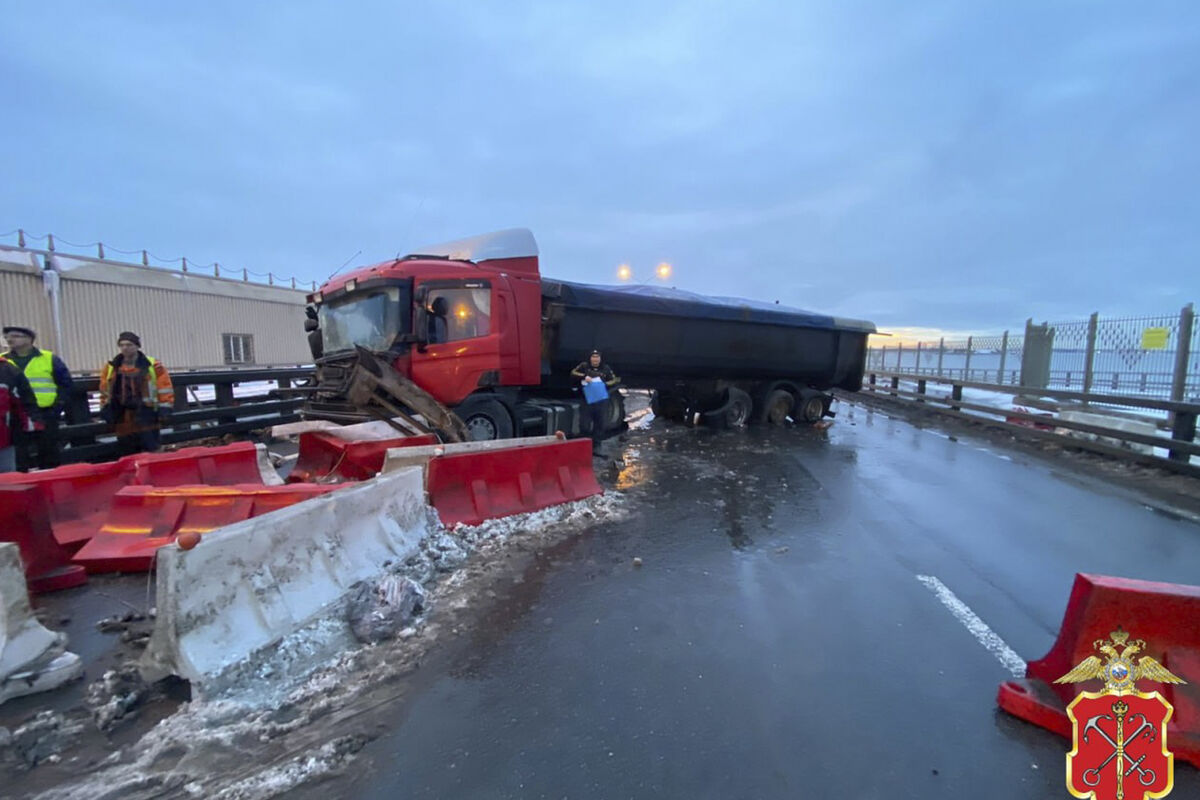 В Петербурге перекрыли проезд по дамбе из-за ДТП с фурой - Газета.Ru |  Новости