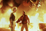 <b>«Могучий Джо Янг» (1998)</b>
<br><br>
Однако и там они не защищены от зловещего браконьера, который теперь нелегально продает органы животных на черном рынке и жаждет отомстить Джилл и Джо за палец, потерянный в схватке с их матерями.
<br><br>
Картина стала ремейком одноименного фильма 1949 года. Это был тот редкий случай, когда новая версия оказалась лучше оригинала.
