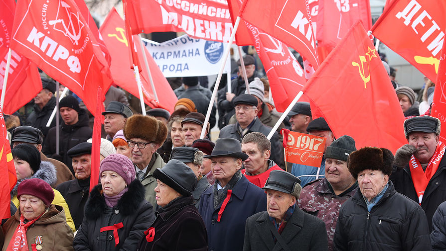Участники шествия КПРФ по&nbsp;Первомайскому проспекту в&nbsp;Рязани накануне 99-й годовщины Октябрьской социалистической революции