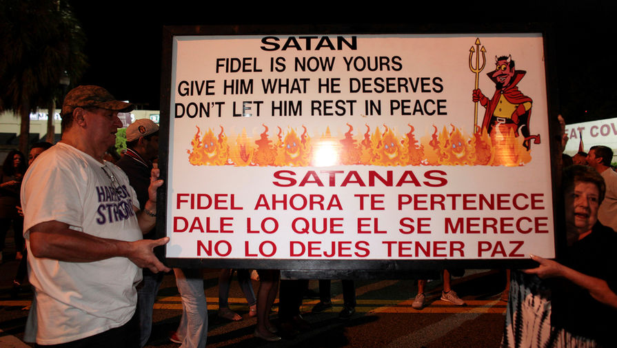 Кубинские эмигранты на&nbsp;улицах Маленькой Гаваны в&nbsp;Майами празднуют известие о&nbsp;смерти Фиделя Кастро