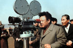Ким Чен Ир дает советы во время съемок документального фильма. Труды Ким Чен Ира «Об идеях чучхе», «О некоторых вопросах, возникающих при изучении философии чучхе», «О киноискусстве», «О литературе, основанной на принципе чучхе» считаются классическими в КНДР. 1979 год