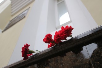 Цветы у здания Академического ансамбля песни и пляски Российской армии им. А.В. Александрова в Москве