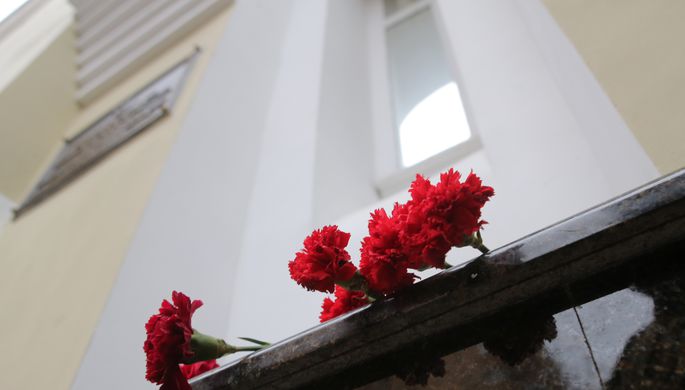 Цветы у здания Академического ансамбля песни и пляски Российской армии им. А.В. Александрова в...