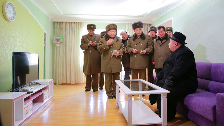 Высший руководитель Северной Кореи Ким Чен Ын во время посещения объектов строящейся улицы Рёмён в&nbsp;Пхеньяне