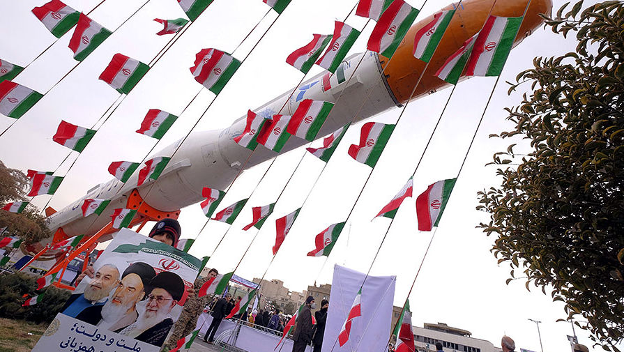 Плакат с изображением иранских лидеров на фоне ракеты-носителя Simorgh на церемонии по случаю 37-й годовщины исламской революции в Тегеране, февраль 2016 года