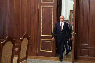Владимир Путин в своем рабочем кабинете со школьниками после торжественной церемонии вручения паспортов