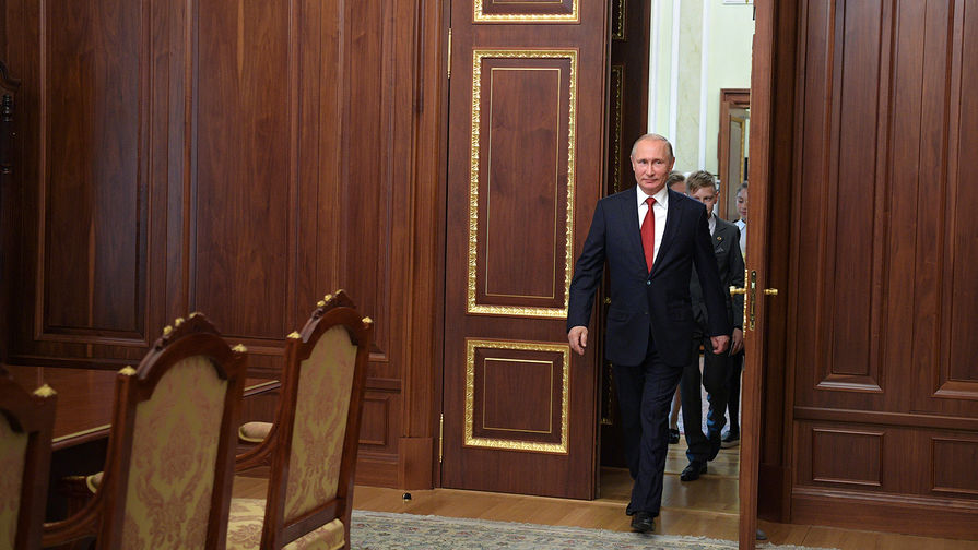 Владимир Путин в&nbsp;своем рабочем кабинете со школьниками после торжественной церемонии вручения паспортов