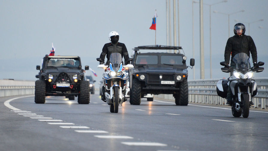 Автомобильное и мотоциклетное движение по автодорожной части Крымского моста