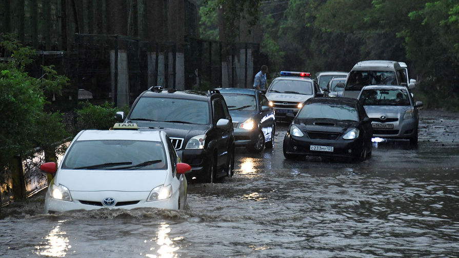 Автомобили на&nbsp;одной из&nbsp;улиц Владивостока после сильных дождей, 28 августа 2019 года