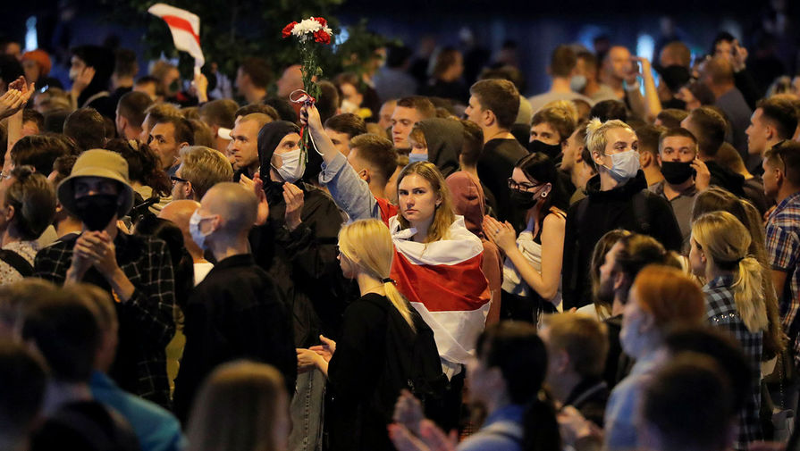 Участники акций протеста в Минске во вторую ночь после выборов президента Белоруссии, 10 августа 2020 года