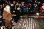 Писатель, бывший узник ГУЛАГА Олег Волков (слева) на митинге, посвященном открытию памятника жертвам тоталитарного режима, установленного на Лубянской площади, недалеко от здания Комитета государственной безопасности СССР, 30 октября 1990 года