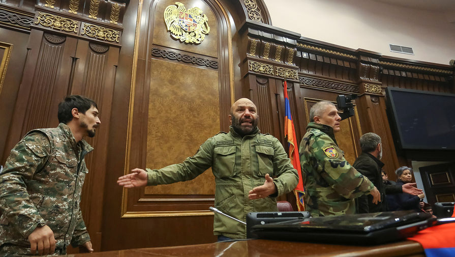 Протестующие в здании парламента Армении после подписания соглашения по Нагорному Карабаху, 10 ноября 2020 года