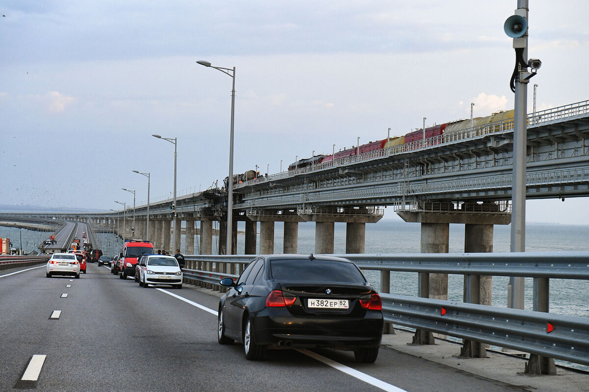 Пробка у Крымского моста растянулась на 9 километров