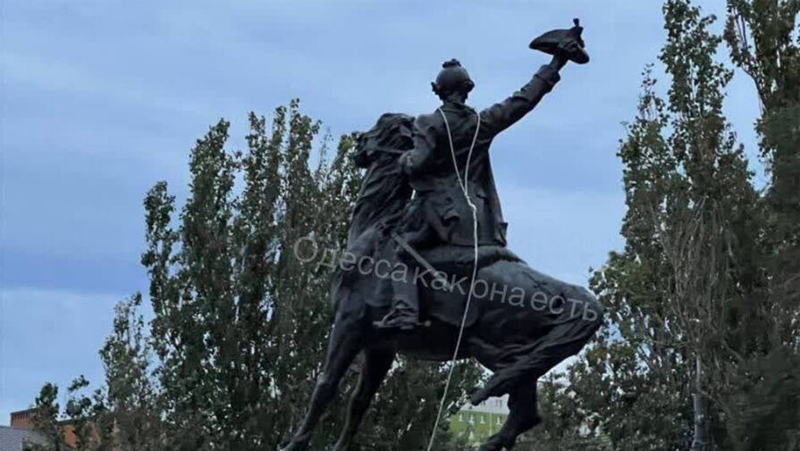 Думская: памятник Суворову снесли в Одессе