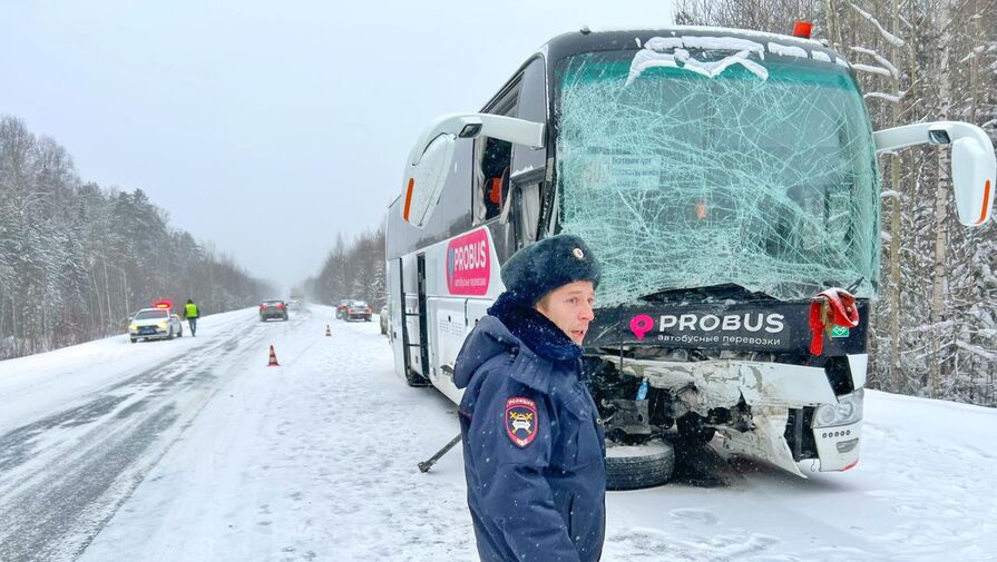 Пассажирский автобус столкнулся с авто на трассе в Свердловской области, есть погибший