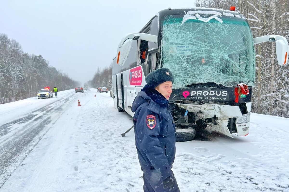 Пассажирский автобус столкнулся с авто на трассе в Свердловской области,  есть погибший - Газета.Ru | Новости