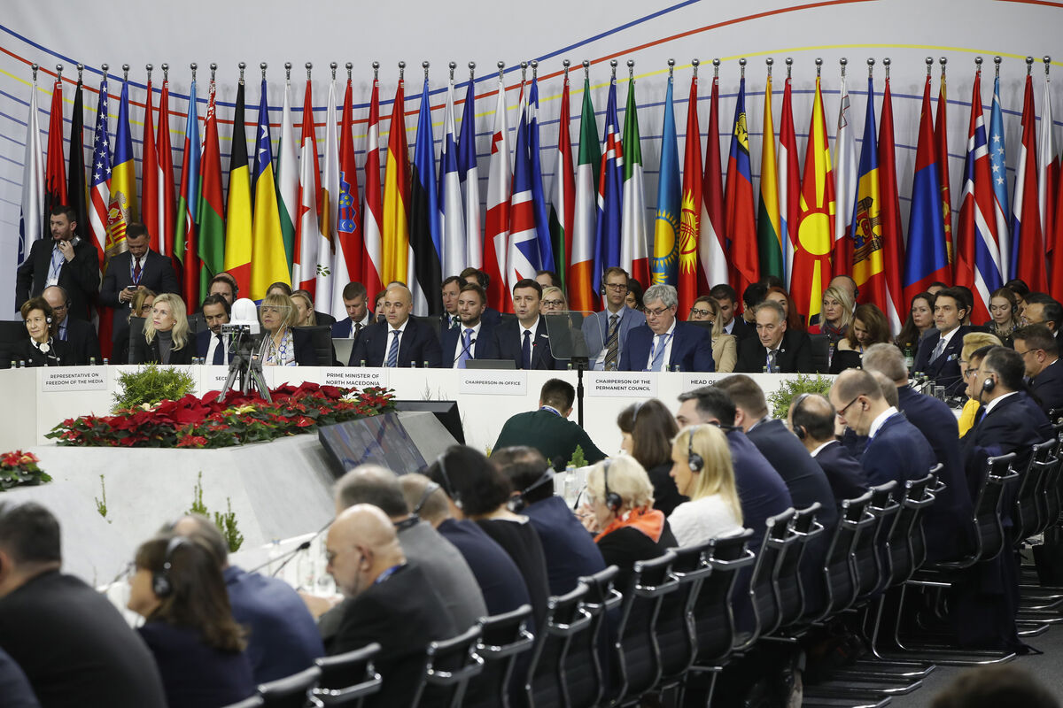 Министр иностранных дел Северной Македонии Буяр Османи (в центре слева) выступает с речью на пленарном заседании Совета министров ОБСЕ в Скопье, Северная Македония, 30 ноября 2023 года