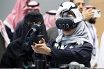 Посетительница с шлемом виртуальной реальности Oculus Quest на 2-й Всемирной оборонной выставке World Defense Show в Эр-Рияде