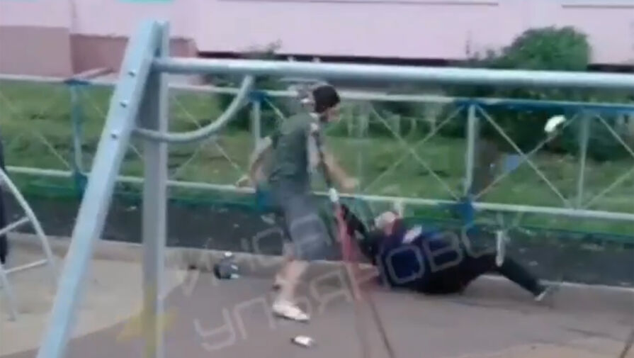 Мужчина избил пенсионера на детской площадке в российском городе