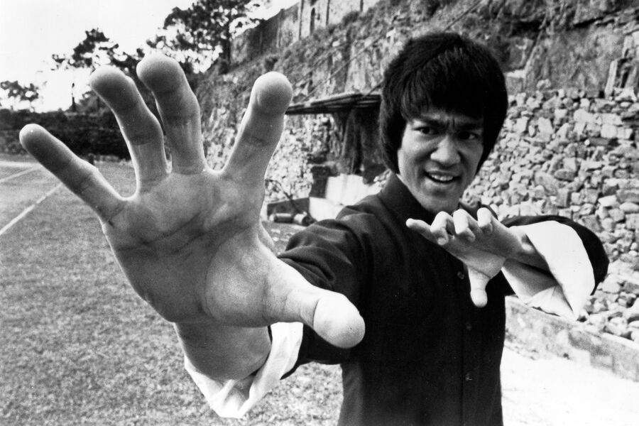 В&nbsp;кино Ли Чаньфань начал сниматься с&nbsp;детства &mdash; его отец был очень известным артистом в&nbsp;Гонконге. Впервые он появился на&nbsp;экране в&nbsp;роли младенца в&nbsp;китайской драме 1941&nbsp;года «Девушка с&nbsp;Золотых ворот», которая снималась в&nbsp;Сан-Франциско. Для&nbsp;ребенка выбрали псевдоним «Маленький Дракон Ли», поскольку он родился в&nbsp;год Дракона. Главную роль в&nbsp;гонконгском фильме он сыграл в&nbsp;девять лет, а к&nbsp;18 его фильмография насчитывала 20&nbsp;ролей.