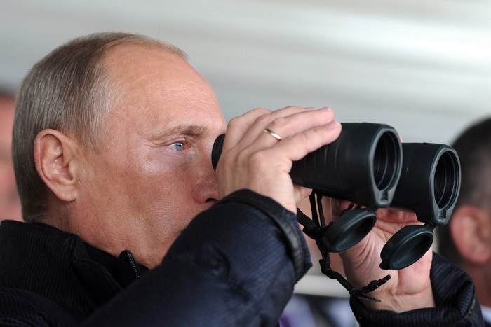 Владимир Путин через&nbsp;бинокль наблюдал за&nbsp;демонстрацией боевой техники на&nbsp;выставке &laquo;Нижний Тагил-2011&raquo;. 