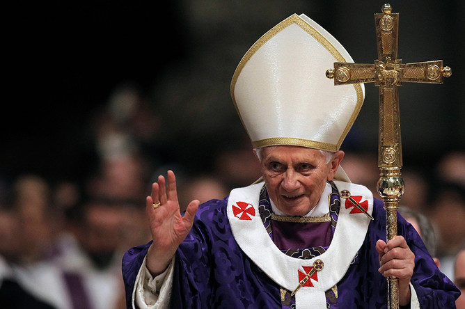 Папа Бенедикт XVI во время своей последней мессы в соборе святого Петра