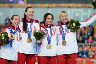 Конькобежки Ольга Граф, Екатерина Лобышева, Юлия Скокова и Екатерина Шихова выиграли серебро в командной гонке