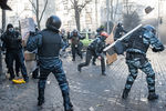 Участники массовых беспорядков и сотрудники спецподразделения «Беркут» в центре Киева. 18 февраля 2014 года