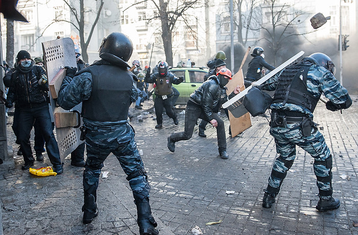 Участники массовых беспорядков и сотрудники спецподразделения &laquo;Беркут&raquo; в&nbsp;центре Киева. 18&nbsp;февраля 2014&nbsp;года