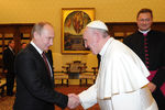 Владимир Путин и папа Римский Франциск во время встречи в Апостольском дворце, Ватикан 