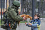 Боец самообороны и ребенок перед украинской воинской частью А2542 в Симферополе