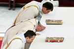 Папа Франциск целует главный алтарь во время мессы, предшествующей церемонии канонизации пап Иоанна XXIII и Иоанна Павла II в Ватикане