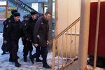 Оппозиционер Алексей Навальный (включен в список террористов и экстремистов) и сотрудники полиции у отделения полиции у станции метро «Новослободская»