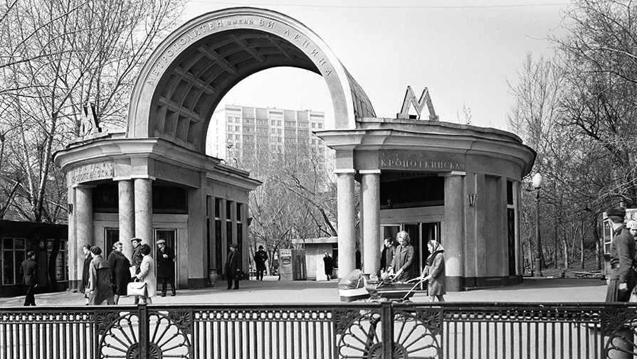Вестибюль станции «Кропоткинская» Московского метрополитена, 1972 год