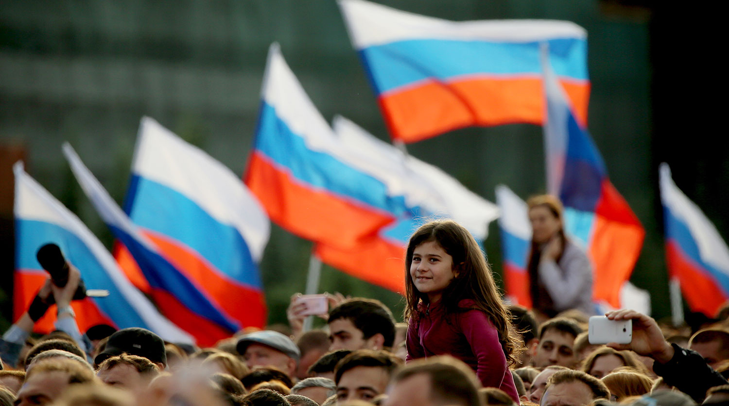 Зрители во время праздничного концерта на Красной площади, посвященного Дню России