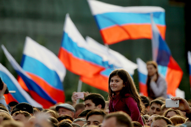 Зрители во время праздничного концерта на Красной площади, посвященного Дню России