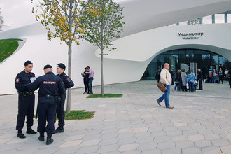 Сотрудники полиции в парке «Зарядье» в центре Москвы, 14 сентября 2017 года