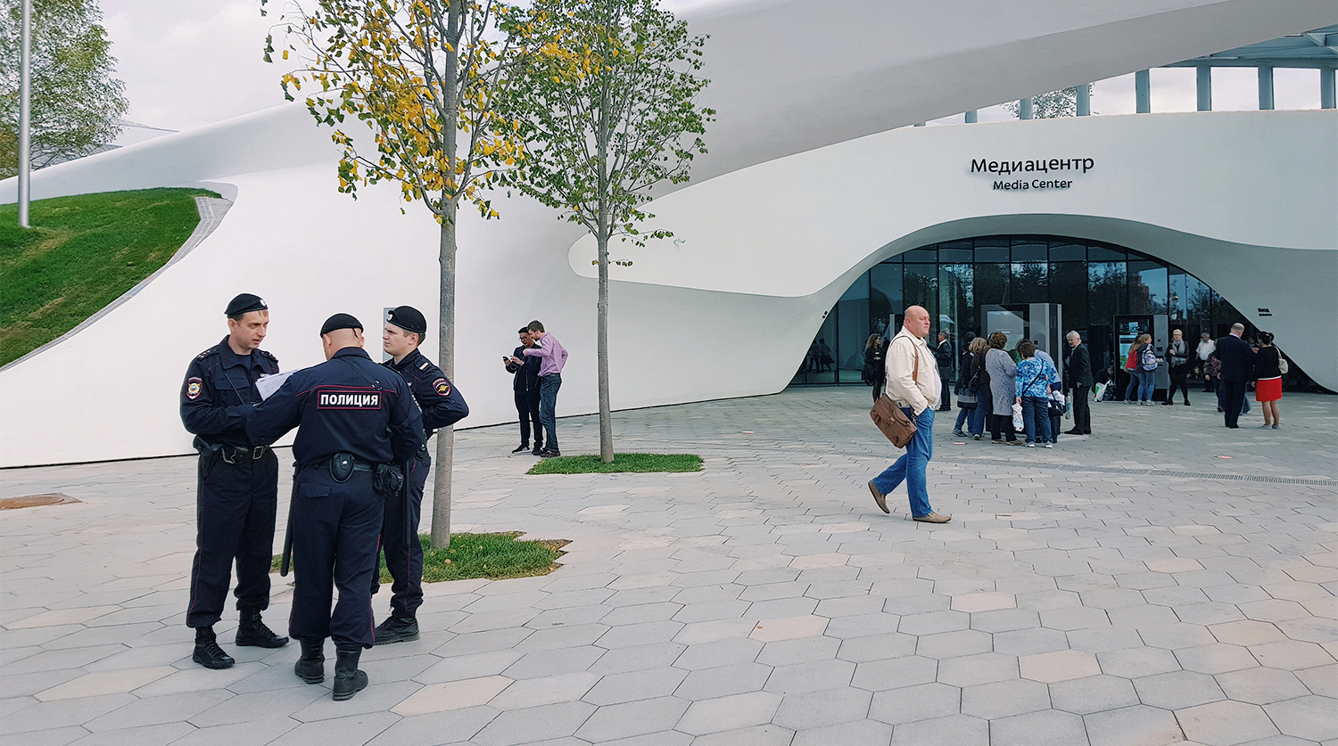 Сотрудники полиции в парке «Зарядье» в центре Москвы, 14 сентября 2017 года