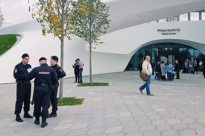 Сотрудники полиции в парке «Зарядье» в центре Москвы, 14 сентября 2017 года
