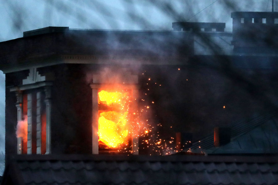 Окна дома забаррикадировавшегося в&nbsp;Мытищах пенсионера, открывшего огонь по&nbsp;сотрудникам правоохранительных органов, 30 марта 2021 года
